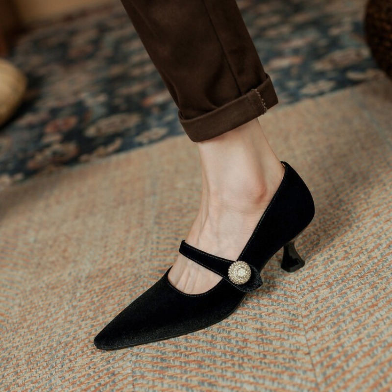Weinrote Mary-Jane-Schuhe mit  – Boots Bewertung und Preis