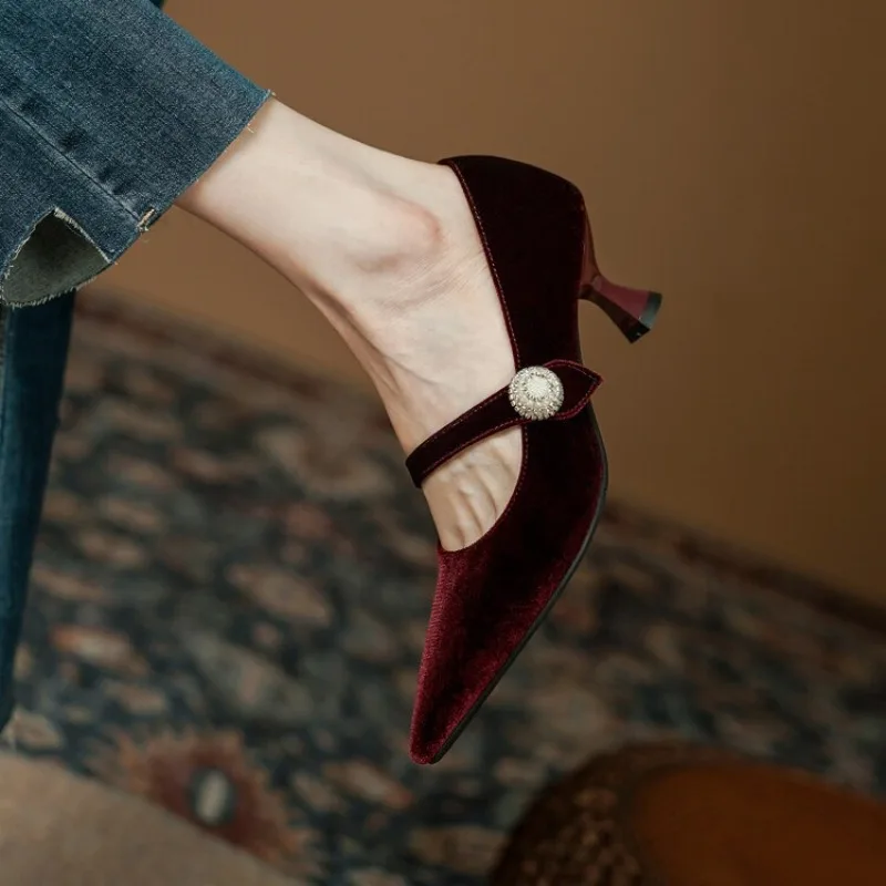 Weinrote Mary-Jane-Schuhe mit  – Boots Bewertung und Preis